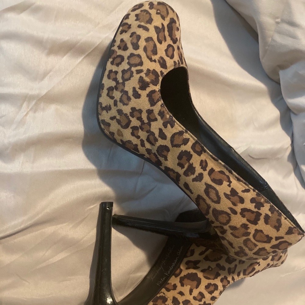 Kardashian kollection size 8 1/2 platform pumps
